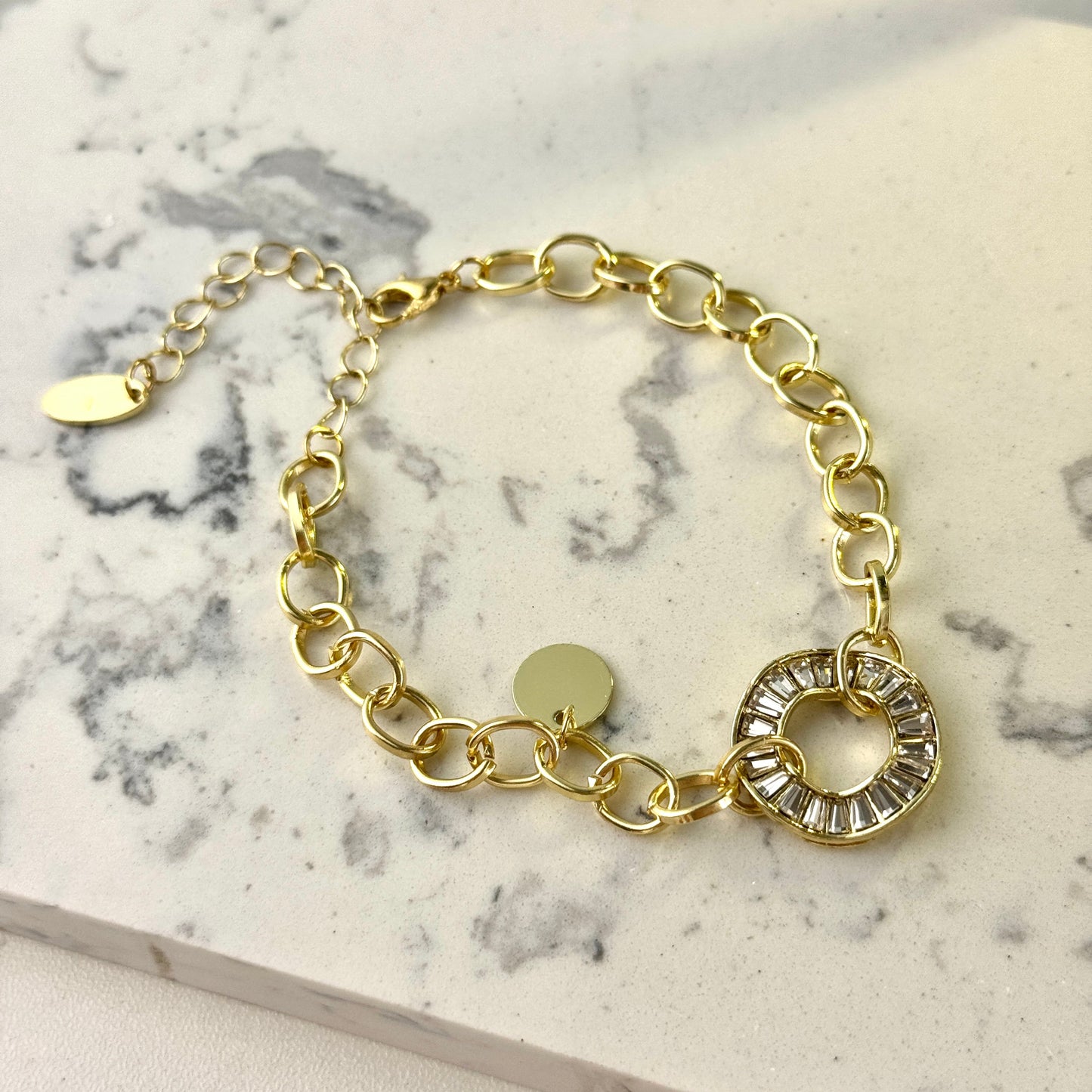 Elegant Gold Chain Bracelet Featuring a Sparkling Zircon Circle Charm and Adjustable Link