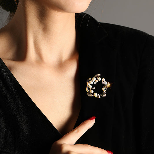 Elegant 18K gold plated wreath brooch with shimmering white zirconia leaves and lustrous pearls
