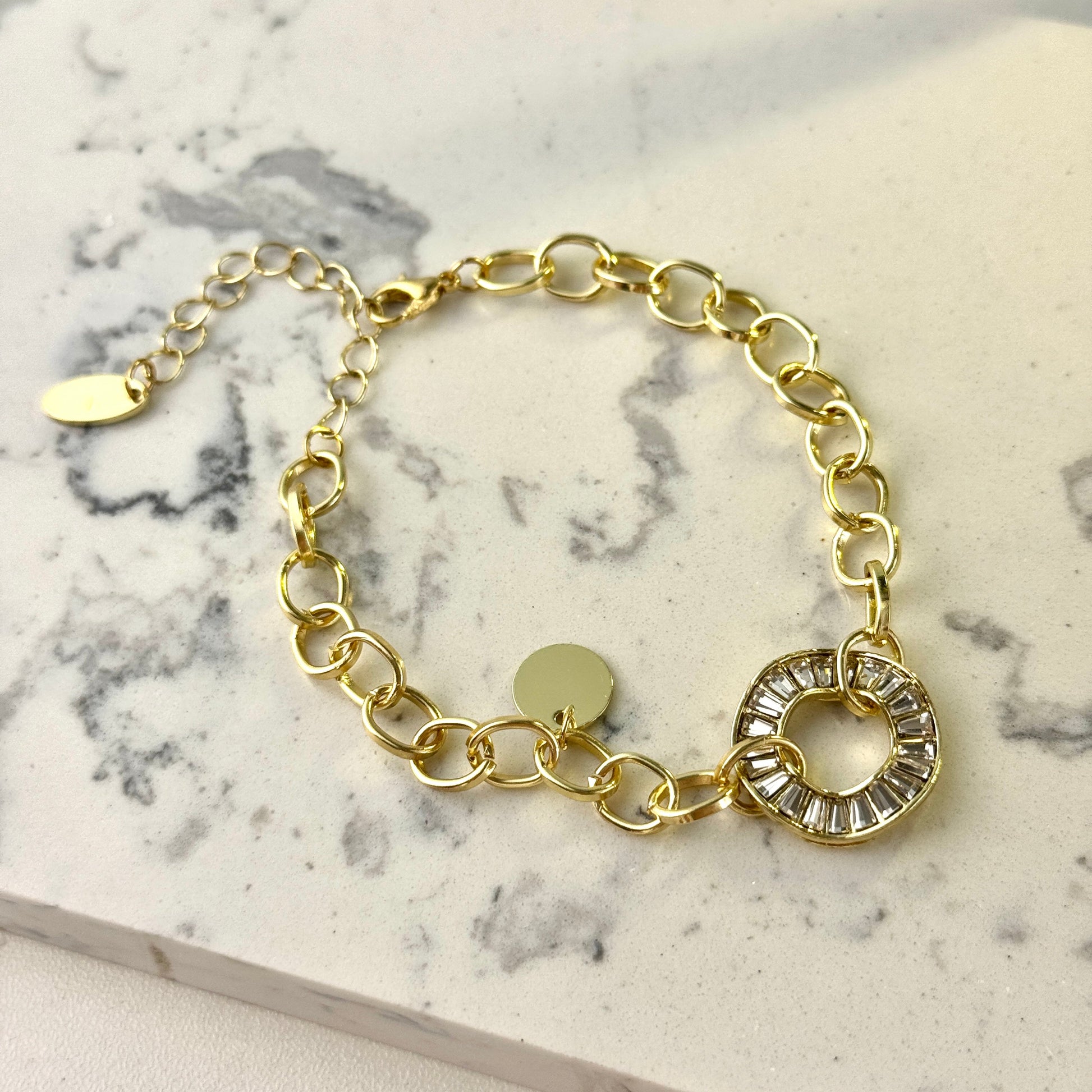 Elegant Gold Chain Bracelet Featuring a Sparkling Zircon Circle Charm and Adjustable Link