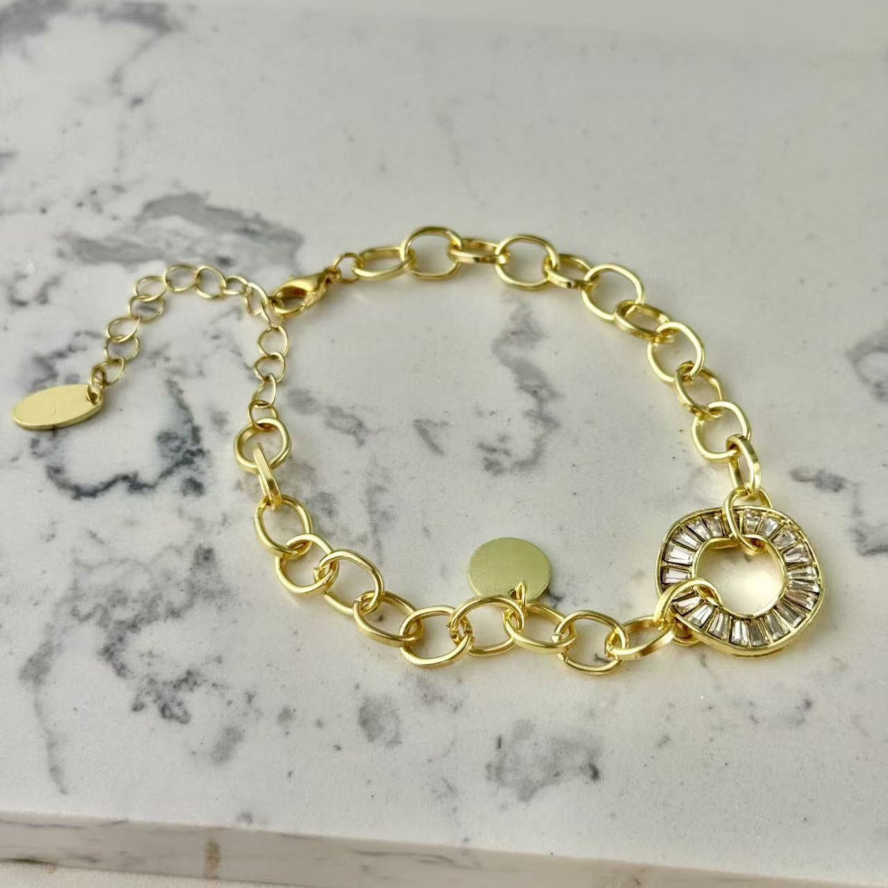 Elegant Gold Chain Bracelet Featuring a Sparkling Zircon Circle Charm and Adjustable Link
