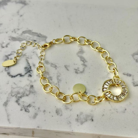 Elegant Gold Chain Bracelet Featuring a Sparkling Zircon Circle Charm and Adjustable Link