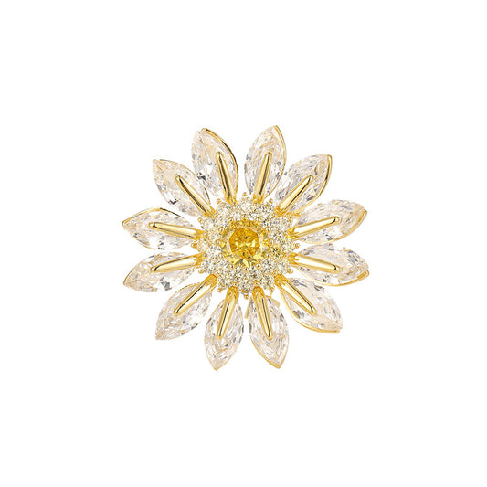 Charming gold plated daisy brooch featuring white cubic zirconia petals and a bright yellow stamen center