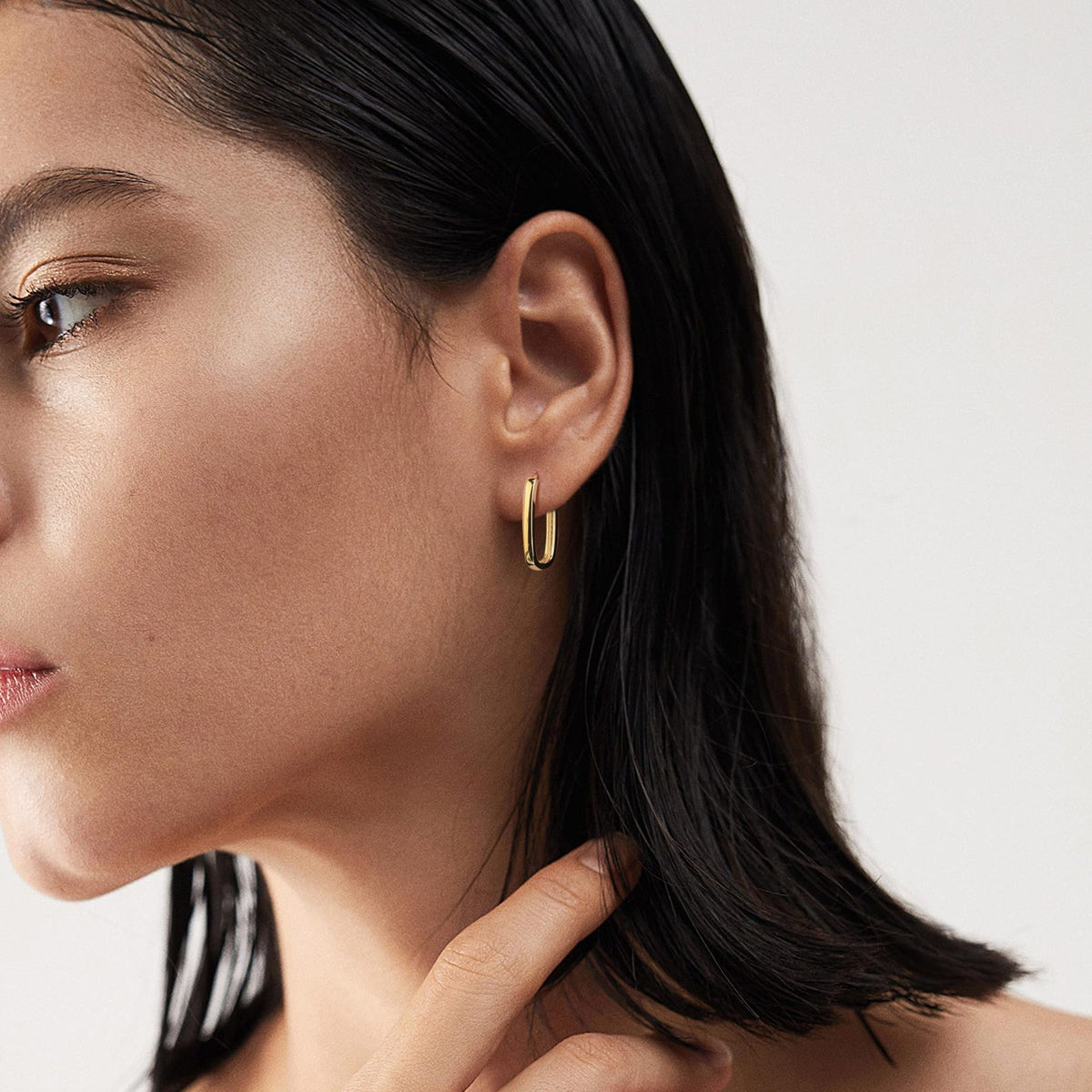Minimalist S925 silver geometric stud earrings with 18K gold plating. Sleek, modern, and pearl-free design