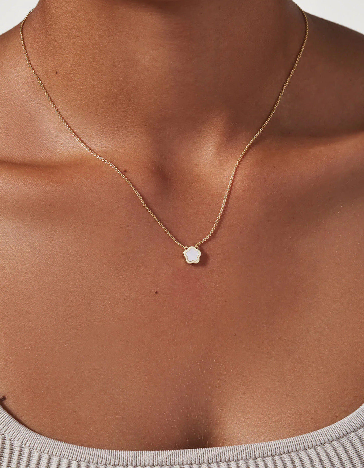 White mother of pearl flower pendant cable chain necklace in 18k gold plated jewelry