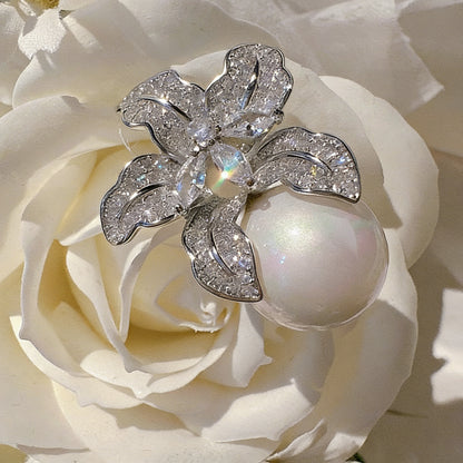 Elegant S925 sterling silver lily flower stud earrings featuring a lustrous white pearl center in a silver tone